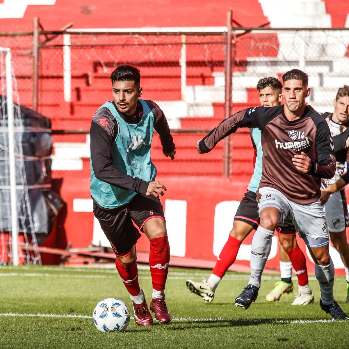 Nueva jornada de amistosos ante #Platense 📣 Se jugaron dos partidos (dos tiempos de 30' cada uno) en el Palacio Ducó. 🗒️ Galíndez; Souto, Tobio, Carrizo, Ibáñez; Echeverría, Alarcón, Soñora; Ramírez, Pussetto y Cabral 🗒️ Meza; Toledo, Pereyra, Burdisso, Benítez; Fattori,…