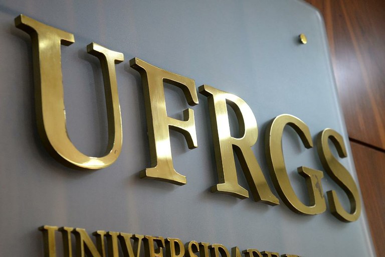 UFRGS suspende o expediente entre os dias 6 e 10 de maio - Portaria nº 2.916/2024 foi publicada neste sábado: tinyurl.com/port2916