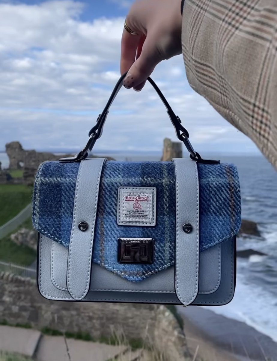 Adore ⚜️ 'From the land comes the cloth”
Whether it’s crashing waves, rocky cliffs or stormy skies, each individual Harris Tweed is woven to perfection in reflection to its environment.
#islanderbag #harristweed