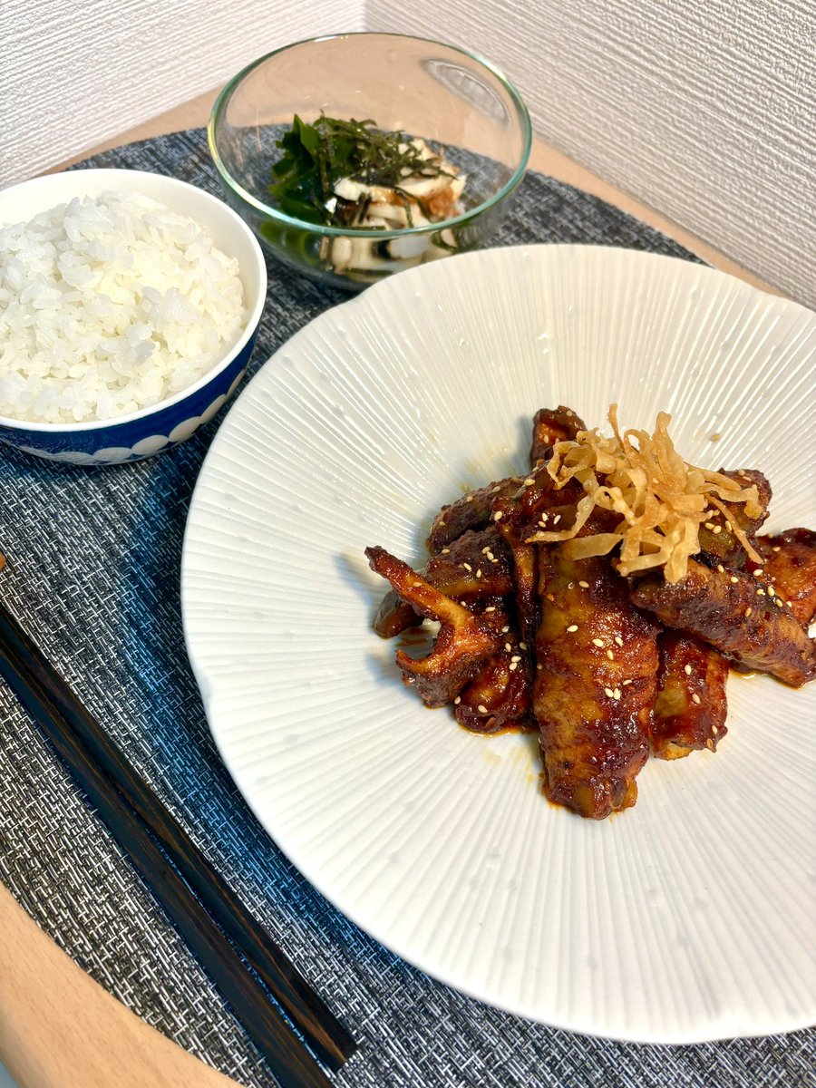 遅くなりました🙏
本日は🍽️
ヤンニョム風ナスの肉巻き🍆🍖
これやばいっす✨

#おうちごはん
#料理好きな人と繋がりたい