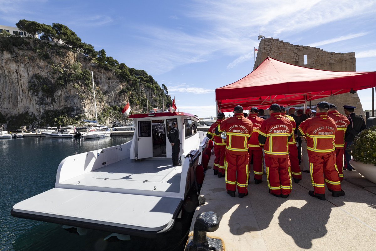 LL.AA.SS. le Prince Souverain et la Princesse Charlène, accompagnés de S.A.S. le Prince héréditaire Jacques et de S.A.S. la Princesse Gabriella, ont inauguré ce samedi la nouvelle embarcation d’incendie et de sauvetage des Sapeurs-pompiers de Monaco. C’est au JT.