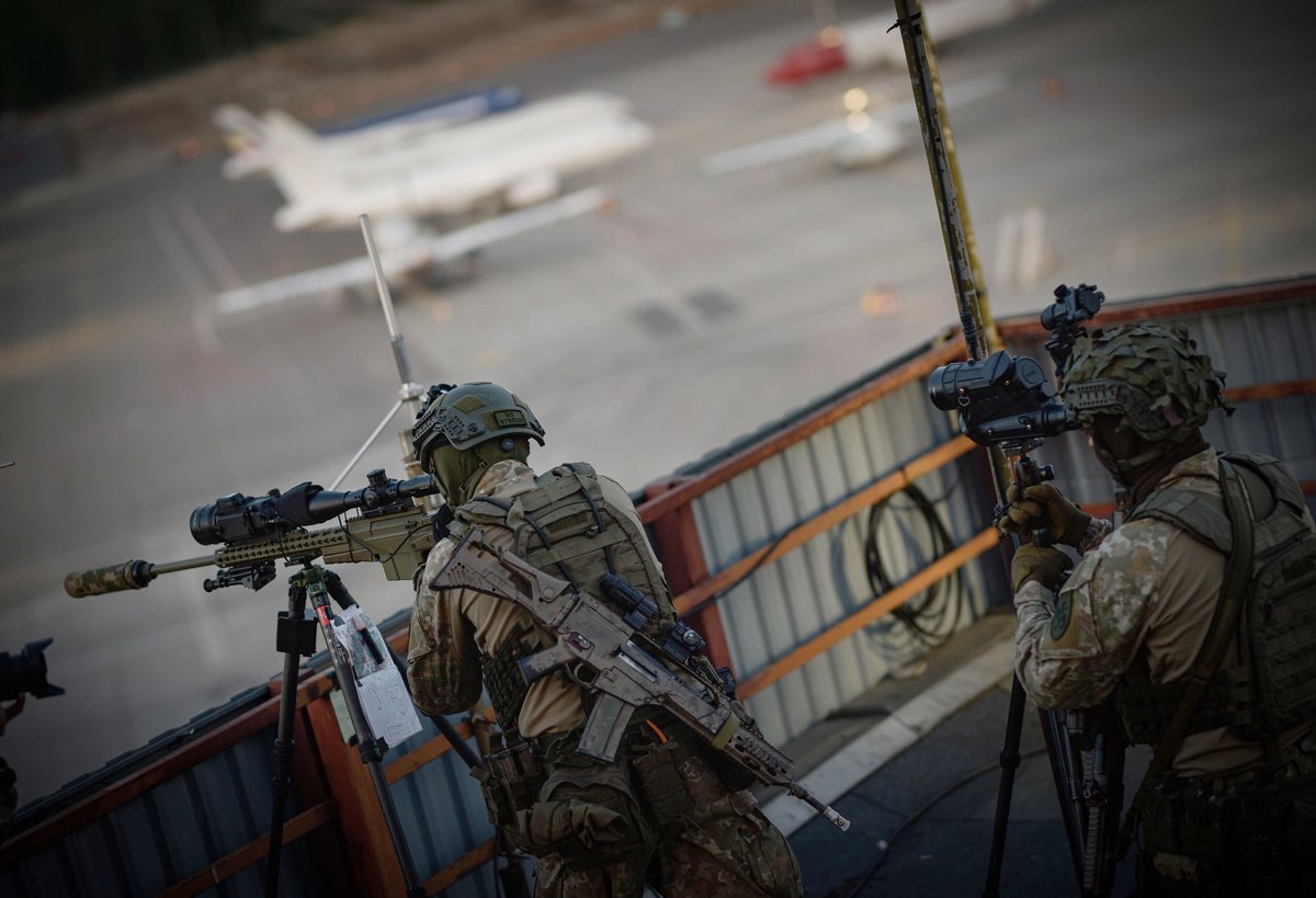 'Snipers' do Bat.º 'Duque Vaidotas' da Lituânia, exercício 'Thunderstorm', terraço da torre controlo aeroporto Kaunas, Lituânia, 2-3Mai2024. Atirador com Accuracy International AXMC, óptica Kahles, Brolis SWIR. 'Spotter' com Hensoldt 60/45 72mm. Mais info espada-e-escudo.blogspot.com/2024/05/sniper…