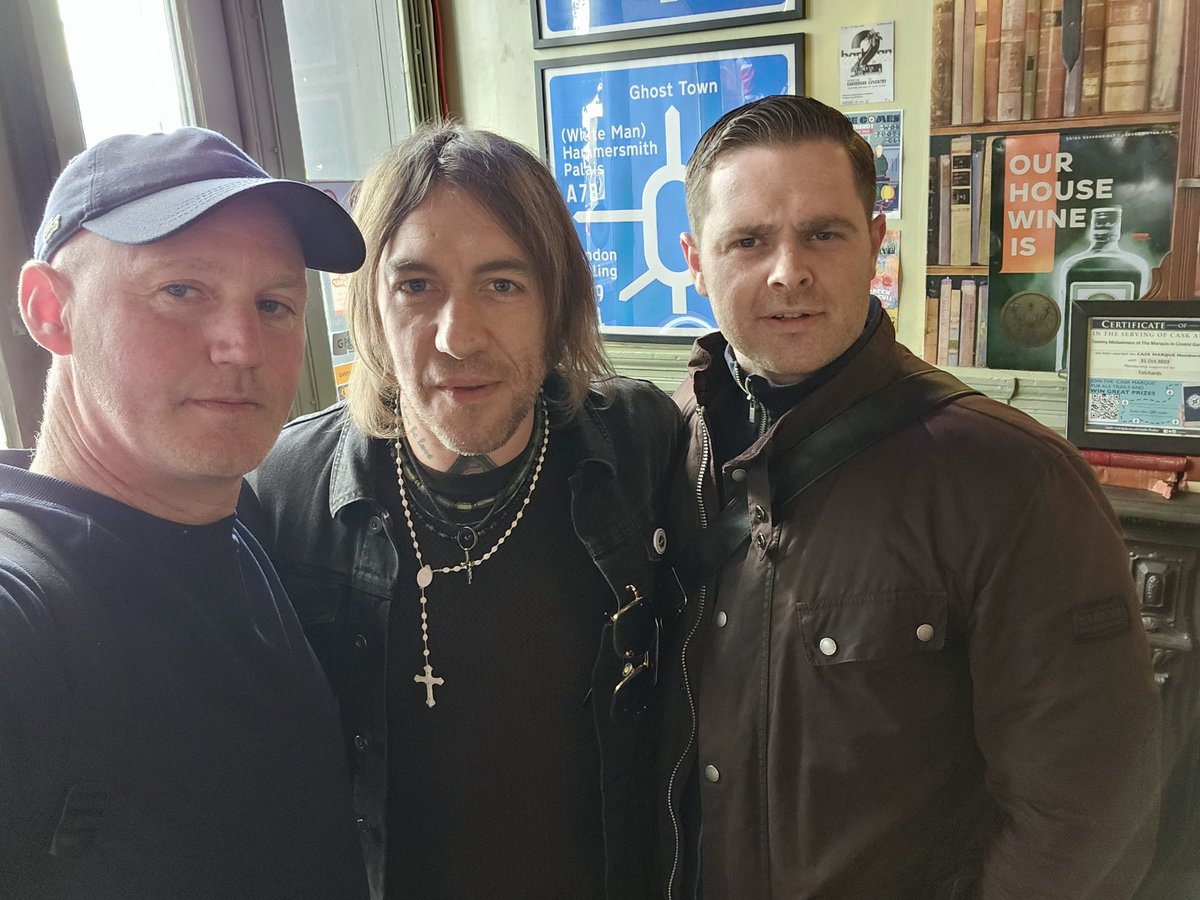 Me <a href="/Daley1Chris/">@chris_daley1</a> and <a href="/VinnieSull1van/">Vinnie Sullivan</a> living the dream in <a href="/TheMarquisCG/">The Marquis</a> WC2🎵🍻👌
