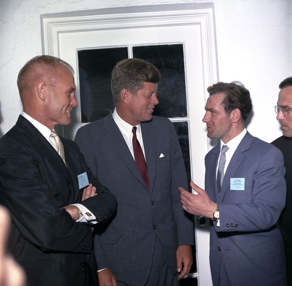 The day the cosmonaut and astronaut came to the White House: this week in 1962, Gherman Titov and John Glenn met with JFK in the White House. Titov was the second person to orbit the earth and the first to spend an entire day in space. jfklibrary.org/asset-viewer/a…