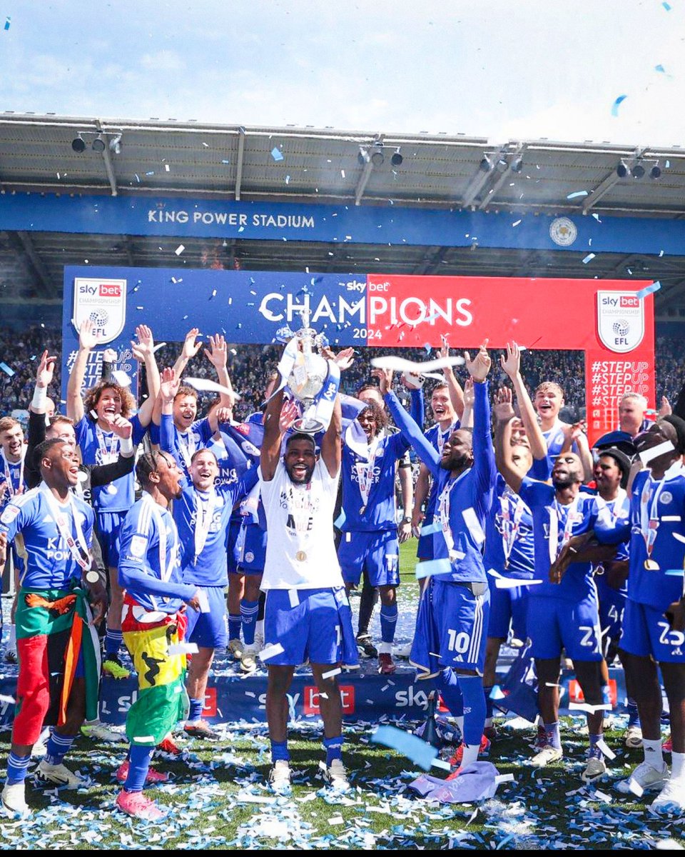 Kelechi Iheanacho lifts the EFL Championship trophy 🏆🎉
