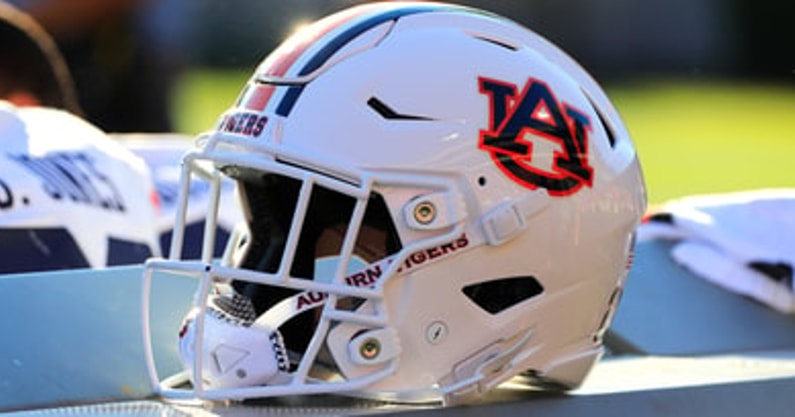 Class of 2025 running back JP Powell earned an offer from Auburn on Friday following an eval visit from @DerrickDnix “It felt really good to be offered by AU. I’ve had my eyes on them for a while.' MORE: on3.com/teams/auburn-t…