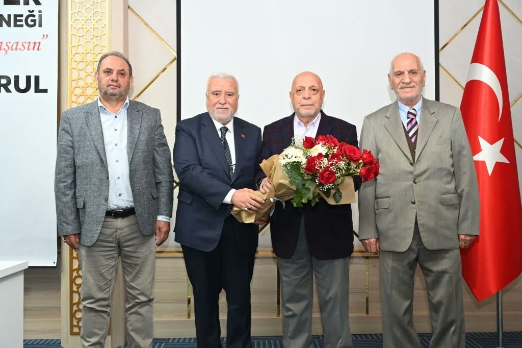 hizmetissendika's tweet photo. ARSLAN, HAK EMEK-DER’İN 1. OLAĞAN GENEL KURULUNA KATILDI

HAK-İŞ Konfederasyonu ve HİZMET-İŞ Sendikası Genel Başkanımız Mahmut Arslan, 4 Mayıs 2024 tarihinde, HAK EMEK-DER’in 1. Olağan Genel Kurulu’na katıldı.

🔗https://t.co/GsQrNVDXRH https://t.co/m2cKlIzBGG