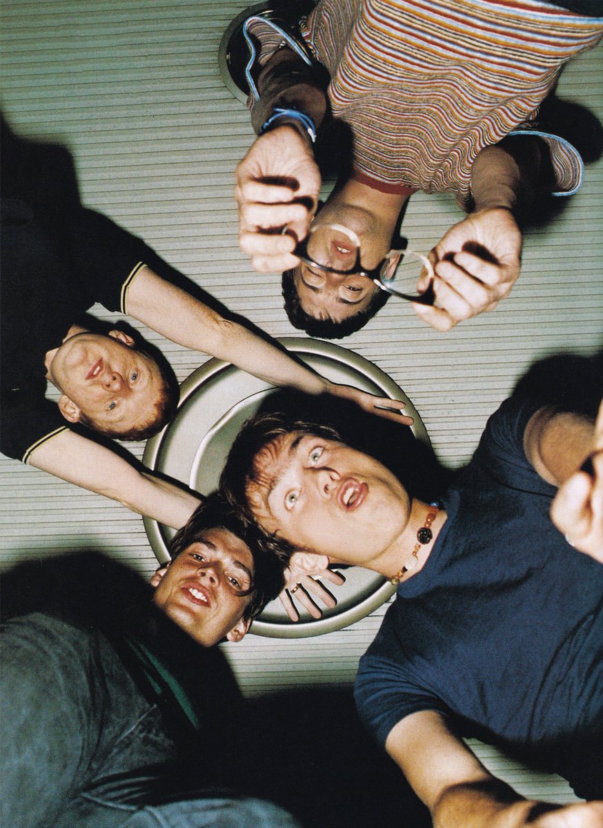 We love our silly band 🤡
Photo by Mick Park for Japanese lifestyle and fashion magazine Ryuko Tsushin (1994). Stay tuned for more rare Blur pics from vintage Japanese mags!
@blurofficial @Damonalbarn @grahamcoxon @alexjameshq @DaveRowntree
