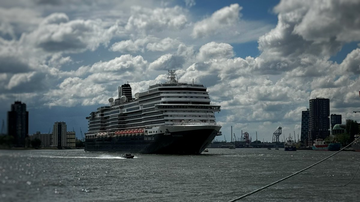 Bye bye MS Rotterdam, achteruit richting de Waalhaven om te keren en daarna met de boeg vooruit richting zee!