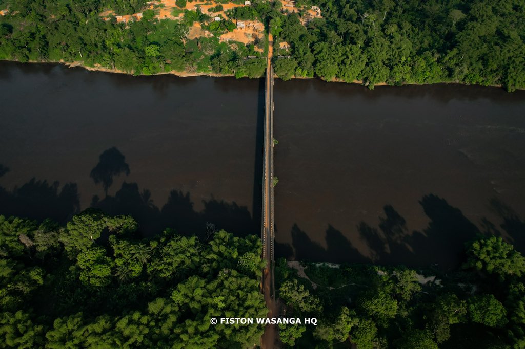 La Lindi est une rivière, affluent du fleuve Congo avec lequel elle conflue en aval de Kisangani après avoir conflué avec la Tshopo.
Bassin : 58 000 km2
Débit moyen : 1 200 m3/s
📸<a href="/Fistonwasangahq/">Fiston Wasanga HQ</a>