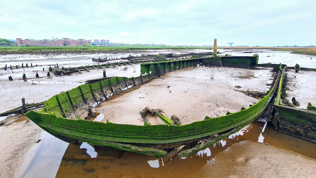 The hull of a diving bell barge at Newshot Island on the Clyde near Erskine. Built in 1852, it's one of two such vessels built to help deepen the Clyde so large ships could travel right into the heart of the city. 

Cont./

#glasgow #clyde #glasgowhistory #industrialheritage