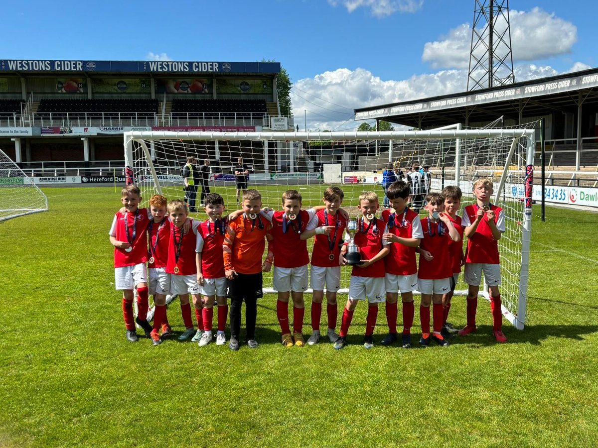 FINALS WEEKEND 》 Our U10s were our first winners of the weekend. They lifted the Mailes Cup after beating Bartestree 4-0 in the Final 👏👏 🔴⚪️