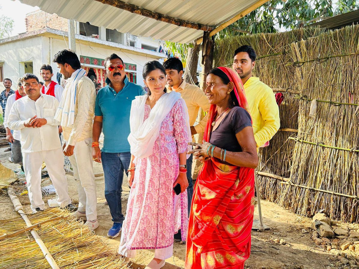 ShreyaVermaSP's tweet photo. #श्रेष्ठ_गोंडा 
#गोंडा #जनसंपर्क 

#loksabha_gonda_59 #Gonda #ShreyaForGonda #LokSabhaElections2024 https://t.co/arEYpR2RLl