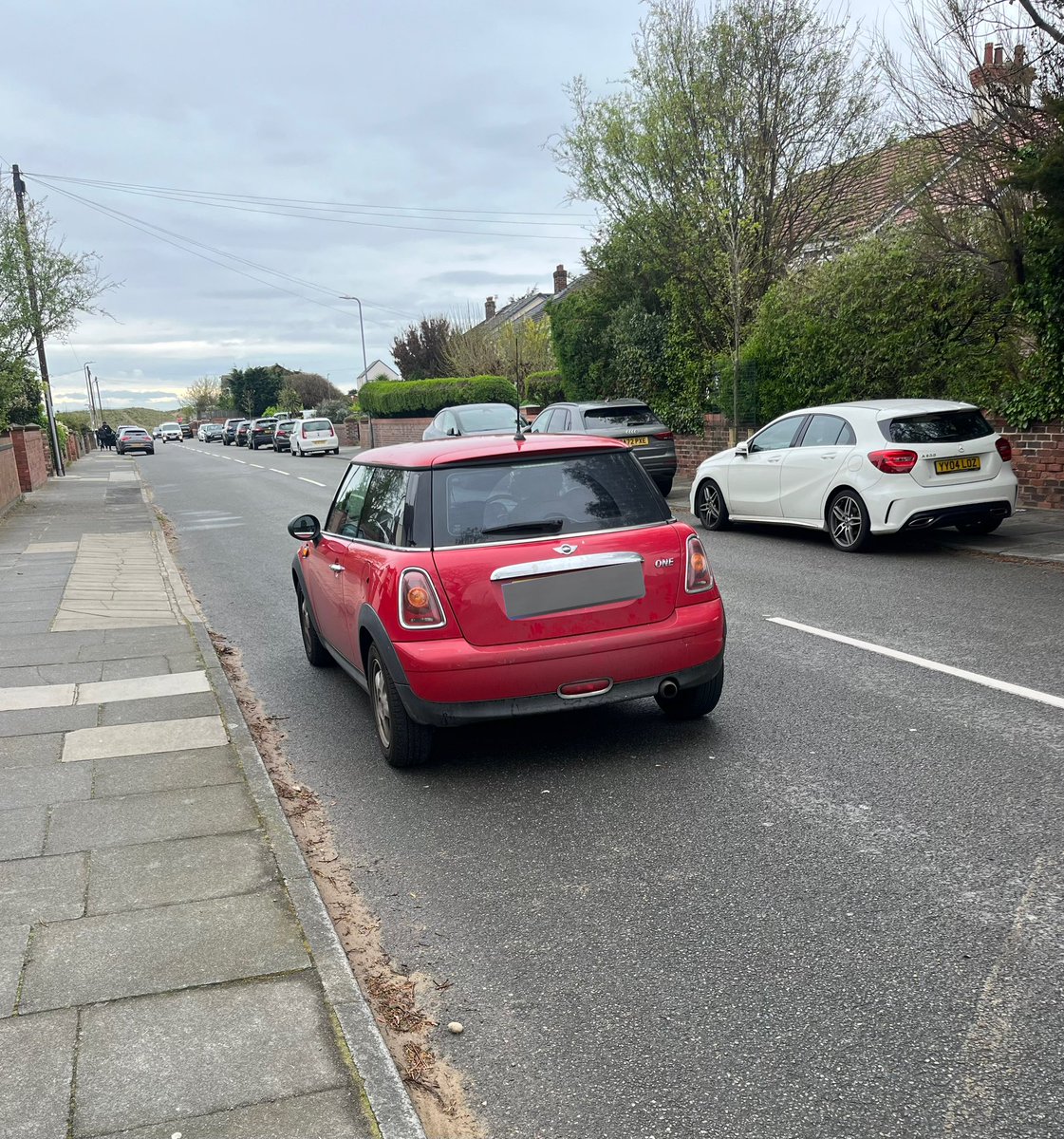 Think that car’s in motion? Think again! I know scuffing your alloys is a pain but you could cycle past this PARKED car on the nearside! 🤣