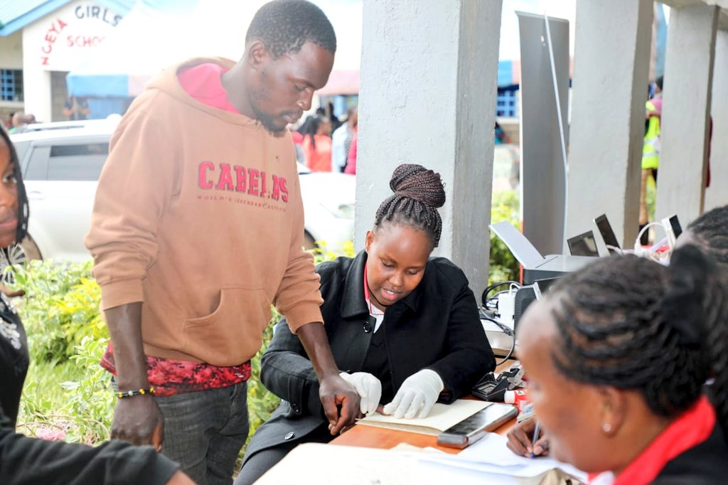 Day 3 of #HudumaMashinani at Ngeya Girls High School. Hon @susankihika, Nakuru Governor, visited the victims today.