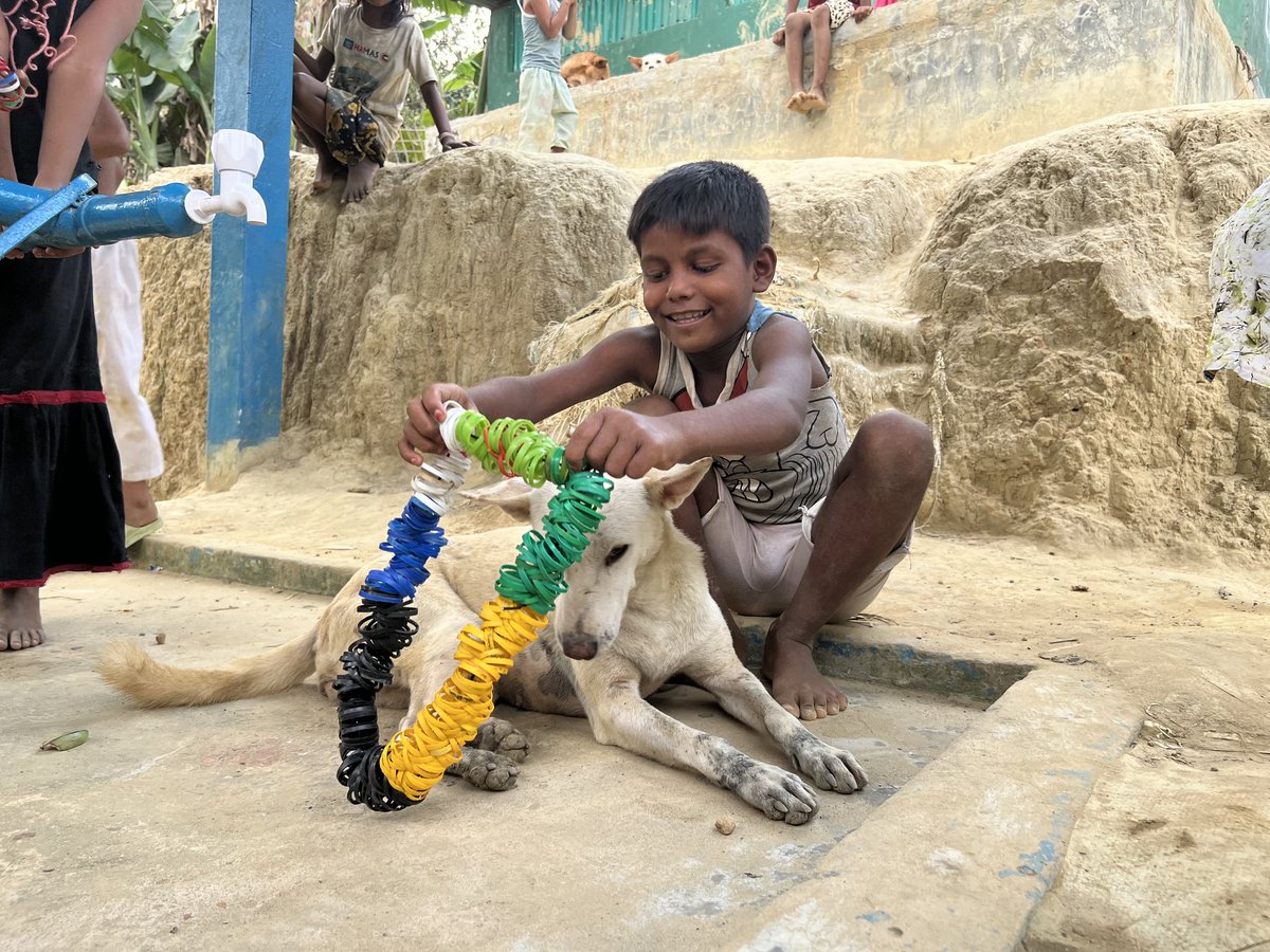 A heartwarming sight: A Rohingya refugee child is caring his beloved pet dog. #Refugees #Compassion 📸 @Bappyphotograph