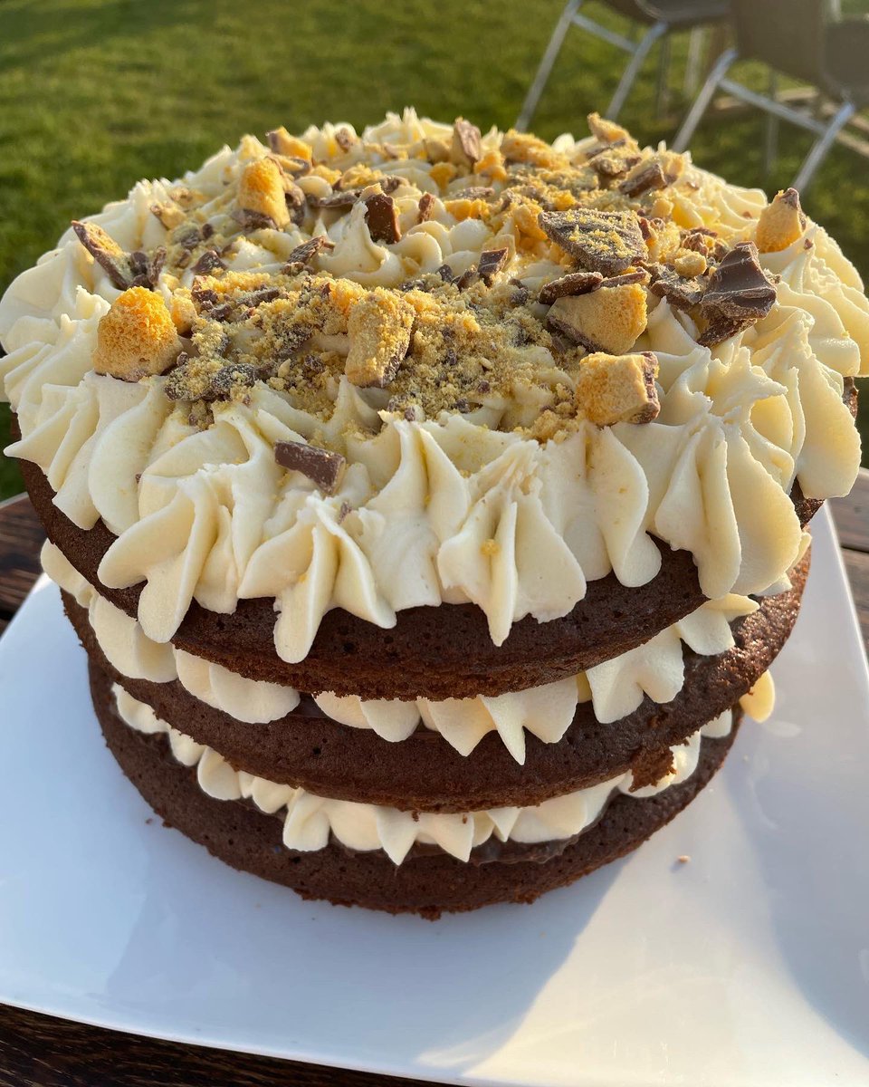 Cakes for tomorrow are:

1. Earl Grey and Lemon
2. Blueberry Crunch 
3. Chocolate Honeycomb
4. Blackberry and Apple
5. Biscoff cheesecake
6. GF Lemon and Lime

#blueberryscafe #cake #iow #yummy #homemade #delicious #weekend #glutenfree #localbusiness #cheesecake #cafe #sunday