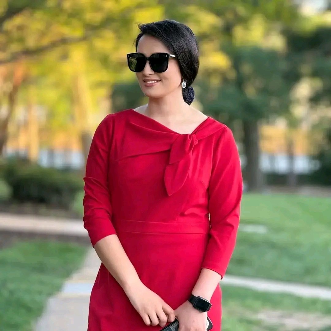 در نگاهت چیزی دیگر دیدام 
ژرف دیدت را فراتر دیدام 
صورت زیبا کا کل یک تطرف 
عقل حسنت رابرا بر دیدام 
بلقیس لیلا زلیخا محوتوست 
هم چنان من ماه پیکر دیدام 
خورشید وما در مدار دیگری 
عوضش ترا میسردیدام 
تعریفت کردم مبادا گمشوی 
من ترا بیل فرض هاجر دیدام
💙💙💙💚💚💚💛💛