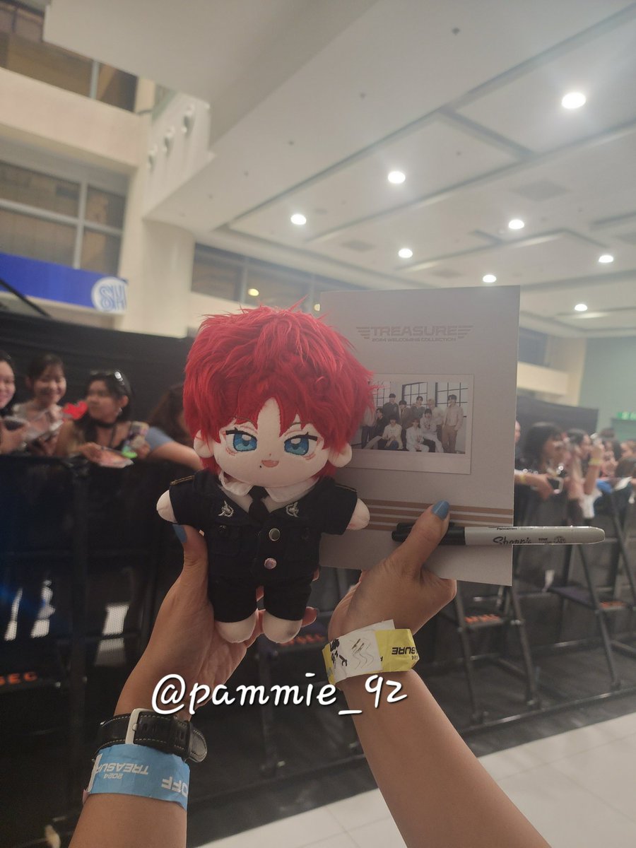 Yoshi's shocked face when I told him the doll is a gift. The doll is just a simple gift compared to the gift of your existence to me. Thank you for today, I will cherish these memories forever @treasuremembers 💕 #트레저 #TREASURE #YOSHI #ヨシ #요시 #TREASURE_REBOOT_IN_MANILA