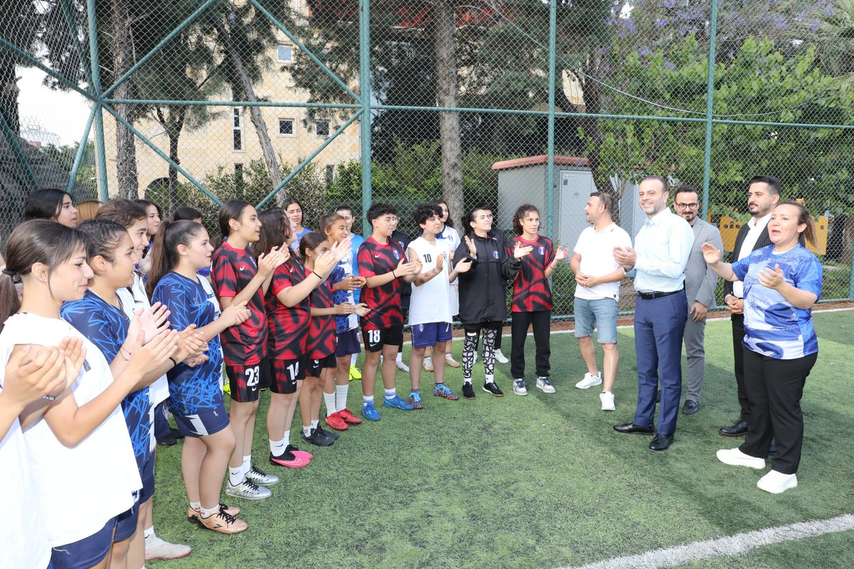 Kadınlar 3. Lig Şampiyonu olan 5 Ocak Demirspor Kadın Futbol Takımı'mızı ziyaret ettik. Bizlere şampiyonluk gururu yaşatan kızlarımızı tebrik ediyor, başarılarının devamını diliyorum.