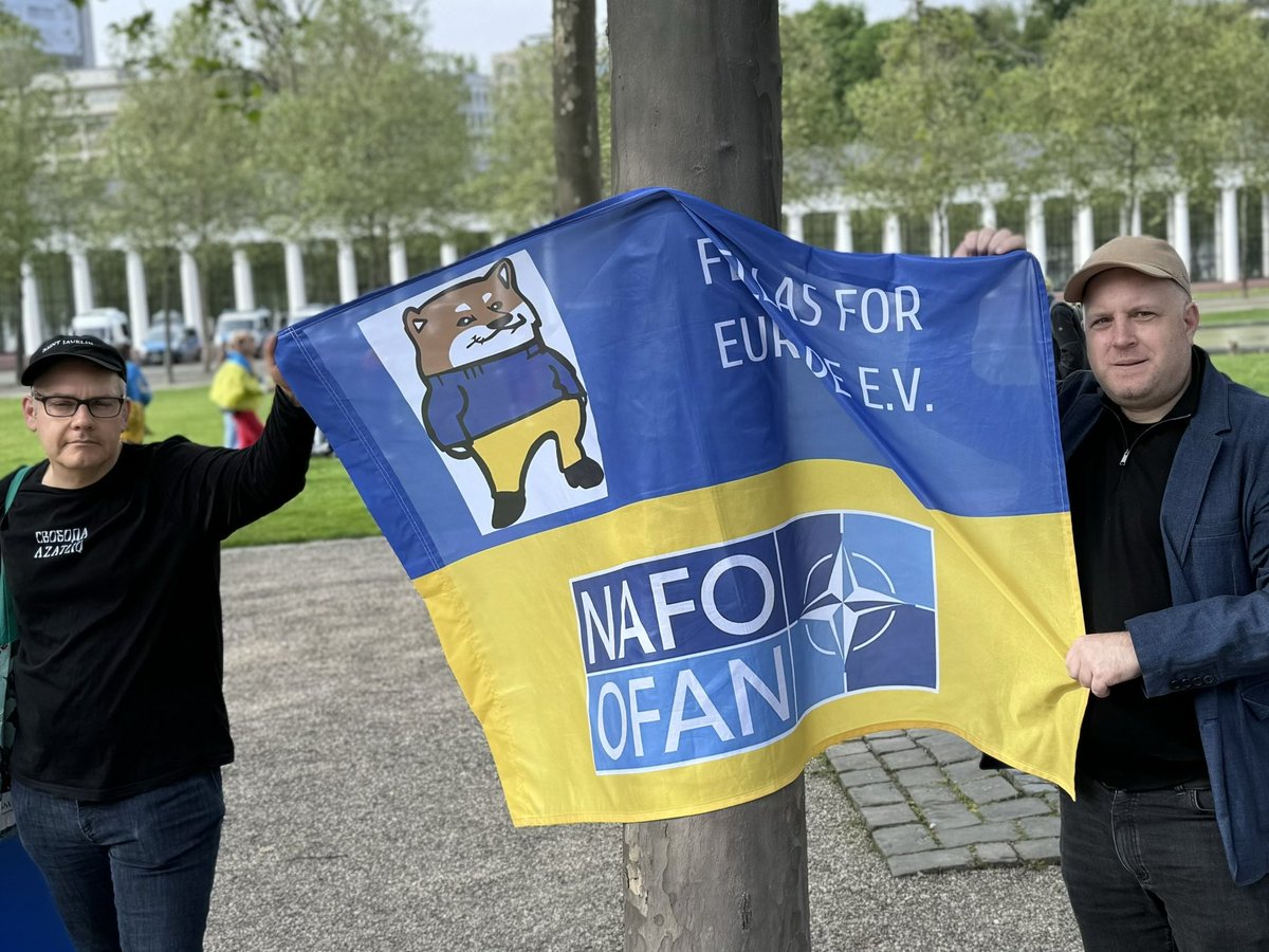 Die @fellas4europe zeigen auch Flagge bei #nonetrebko in Wiesbaden