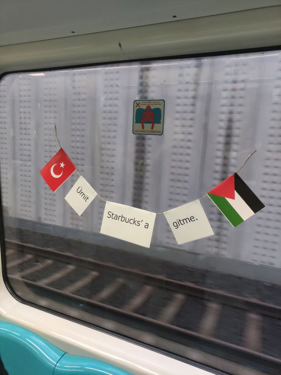 Bir grup genç, İstanbul'un tüm metrolarına Filistin direnişine destek için afişler astı.

'Hayır Ekrem Hayır, Hamas Terör Örgütü Değildir.'

'Hamas'a Selam Direnişe Devam.'

'Ümit, Starbucks'a gitme.'

Rabbim cesaretinizi,mücadelenizi mükafatlandırsın gençler.. 👏🇵🇸