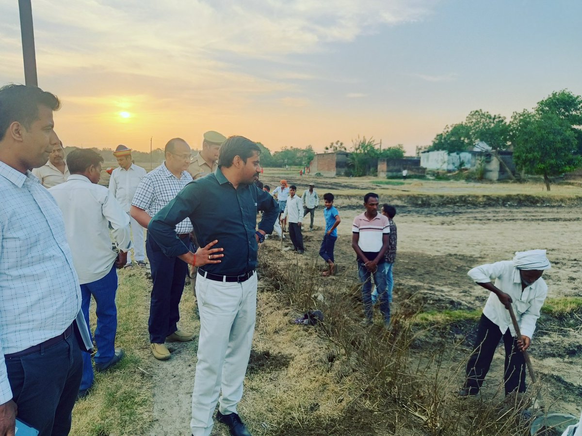 Cdosid1's tweet photo. महात्मा गांधी नरेगा योजना से वित्तीय वर्ष 2024_25 मे��� वि.ख. खेसरहा के ग्राम पंचायत बेलवा लगुनही एवम ग्राम पंचायत मिश्रोलिया में चक रोड़ पटाई कार्य का औचक निरीक्षण करते हुए तत्काल सीआईबी लगाने एवम अन्य आवश्यक निर्देश सम्बन्धित को दिया गया l @dmsid1 @ChiefSecyUP @mgnrega_up https://t.co/9LWLOV0xcO