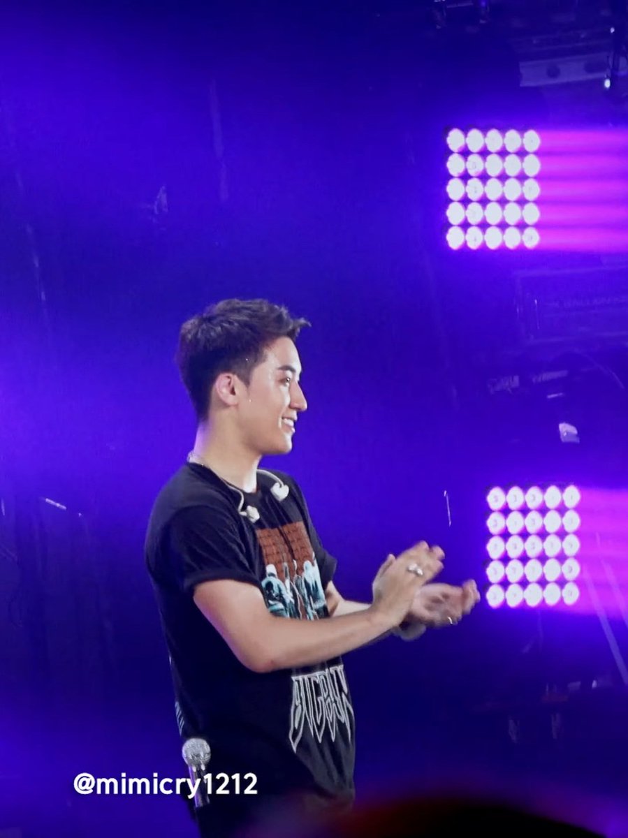 Seungri clapping hands 👏