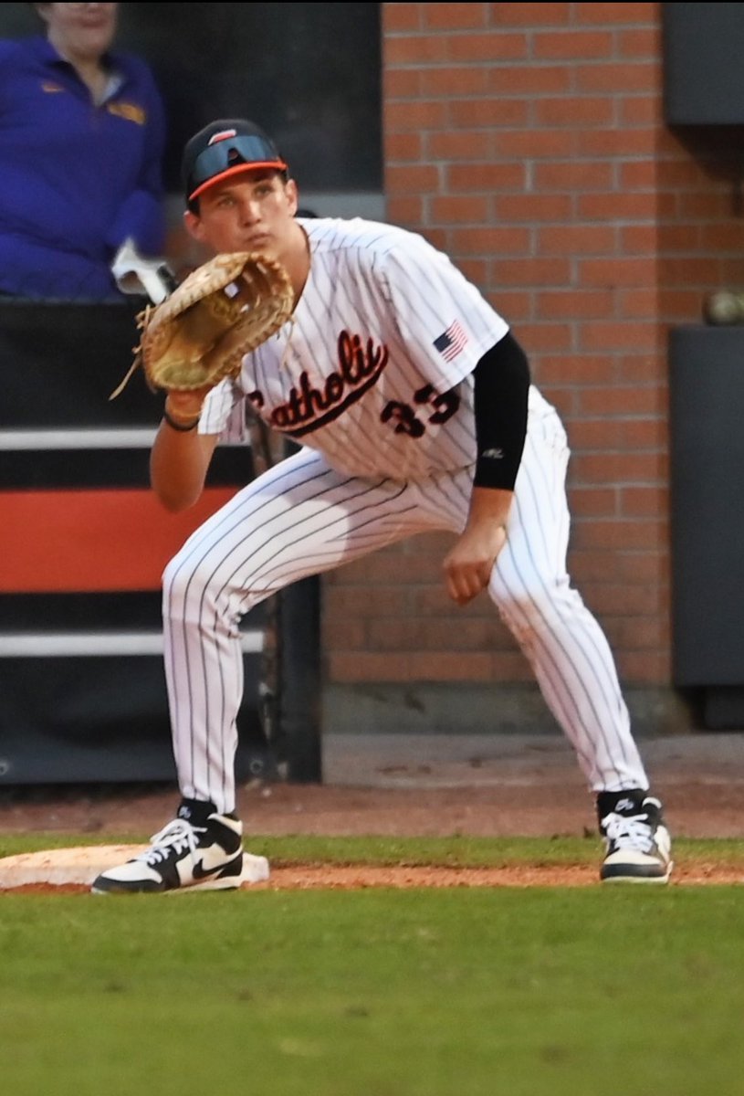 Have to shout out this dude for a Gold Glove performance this weekend at 1B. <a href="/andrew3hodges/">Andrew Hodges</a> <a href="/CurDogBaseball/">Cur Dog Baseball</a> 
#BattleTested 🧡🖤🐻