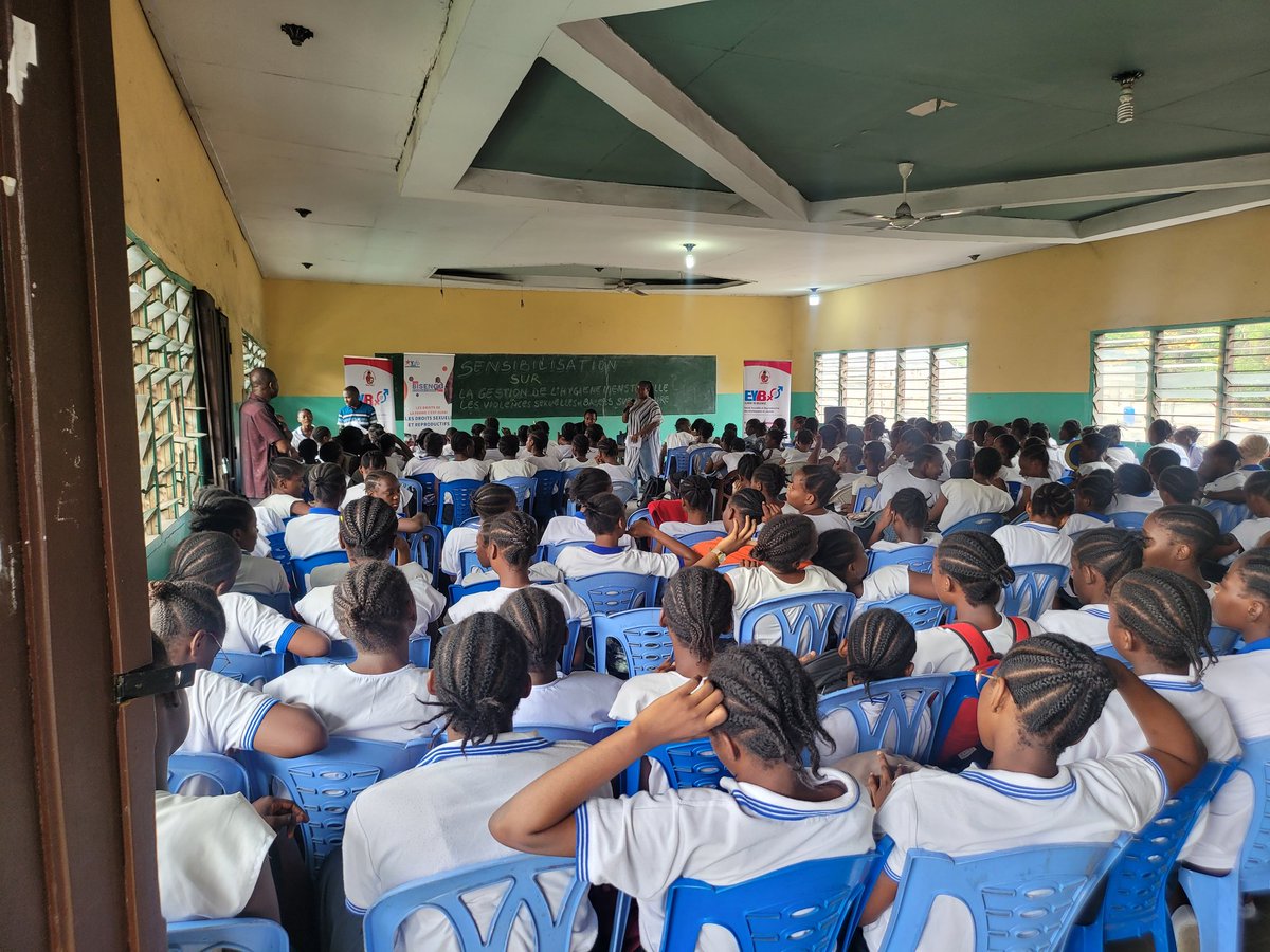 #ProjetEYB: Sensibilisation sur la Gestion de l'Hygiene Menstruelle et Violences basée sur le Genre auprès des élèves du lycée Molende à Matete par l'ONG @IYAFP1 dans le cadre du Projet Elikya Ya Bilenge de @SANRU_asbl en RDC,ce samedi 04.05.2024.