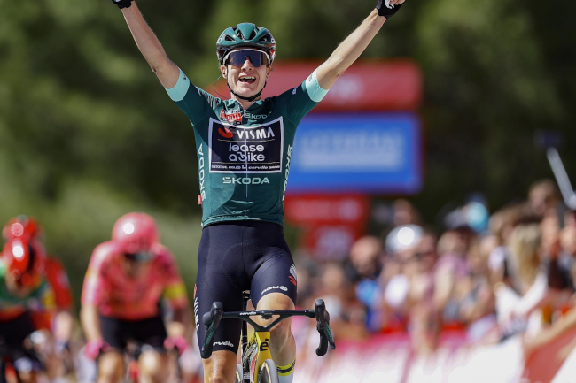 | Un pique de la Reine |
Vuelta #7. Marianne Vos (Team Visma | Lease a Bike) au jump devant Kristen Faulkner et Longo Borghini.
road18.net/news-05130.html
#Vos #LaVueltaFemenina #Siguenza #Vuelta #Spain #Espana #Cycling #WomenCycling