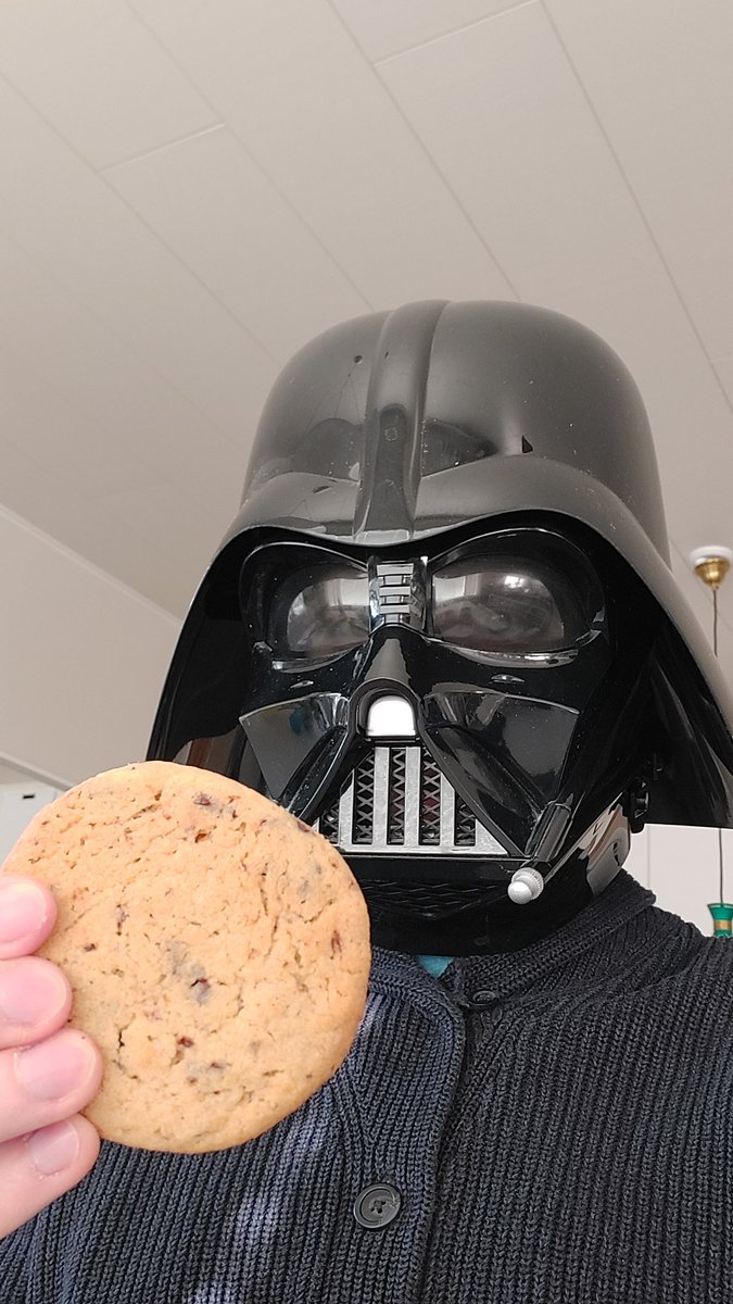 Hyvää kansainvälistä #StarWars -päivää! Milk and cookies. 🍪 @starwars #StarWarsDay #DarthVader #TähtienSota