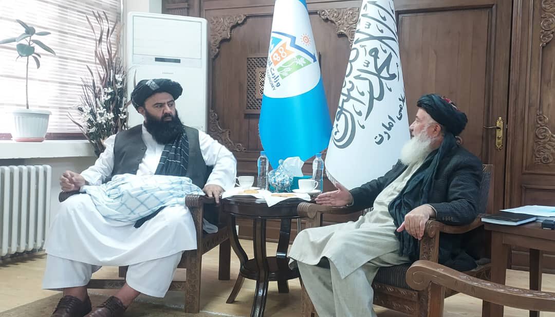 sh11785's tweet photo. د #روزګان والي د اقتصاد له وزیره غوښتي چې د سیلاب ځپلو د سروې لپاره دي پلاوی راولېږي.
د روزګان والي مولوي عنایت الله شجاع کابل ته دسفر پرمهال نن د اقتصاد له سرپرست وزیر سره لیدنه کړې ده.
د دې لیدنې پرمهال داقتصاد وزیر قاري دین محمد حنیف د روزګان سره د هر اړخیزي همکارۍ ژمنه کړې ده https://t.co/8gyqyQyDRh