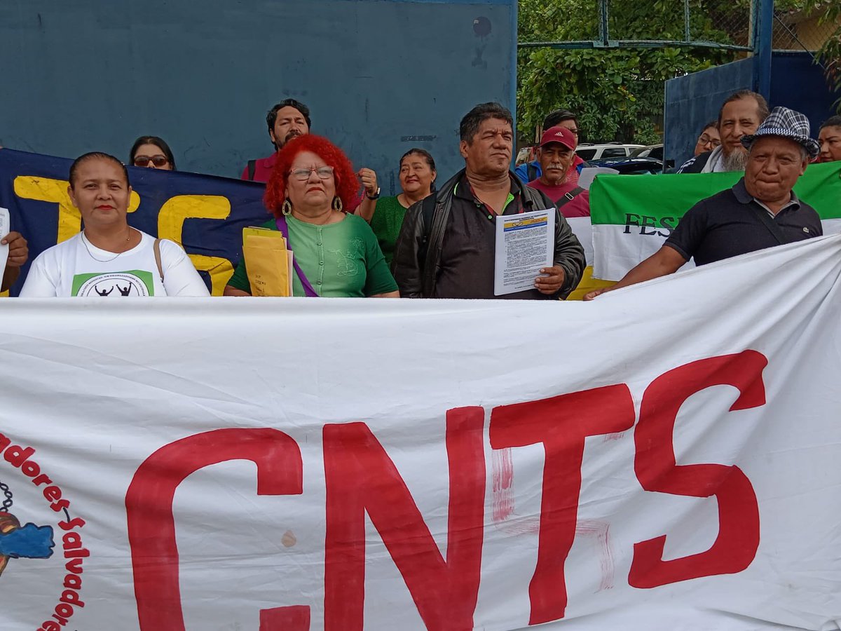 Miembros de la Confederación Nacional de Trabajadores Salvadoreños (CNTS) denuncian los despidos colectivos de trabajadores y trabajadoras municipales. Exigen respeto a los derechos y la estabilidad laboral y piden a la Asamblea Legislativa que se reforme la Ley Especial de…