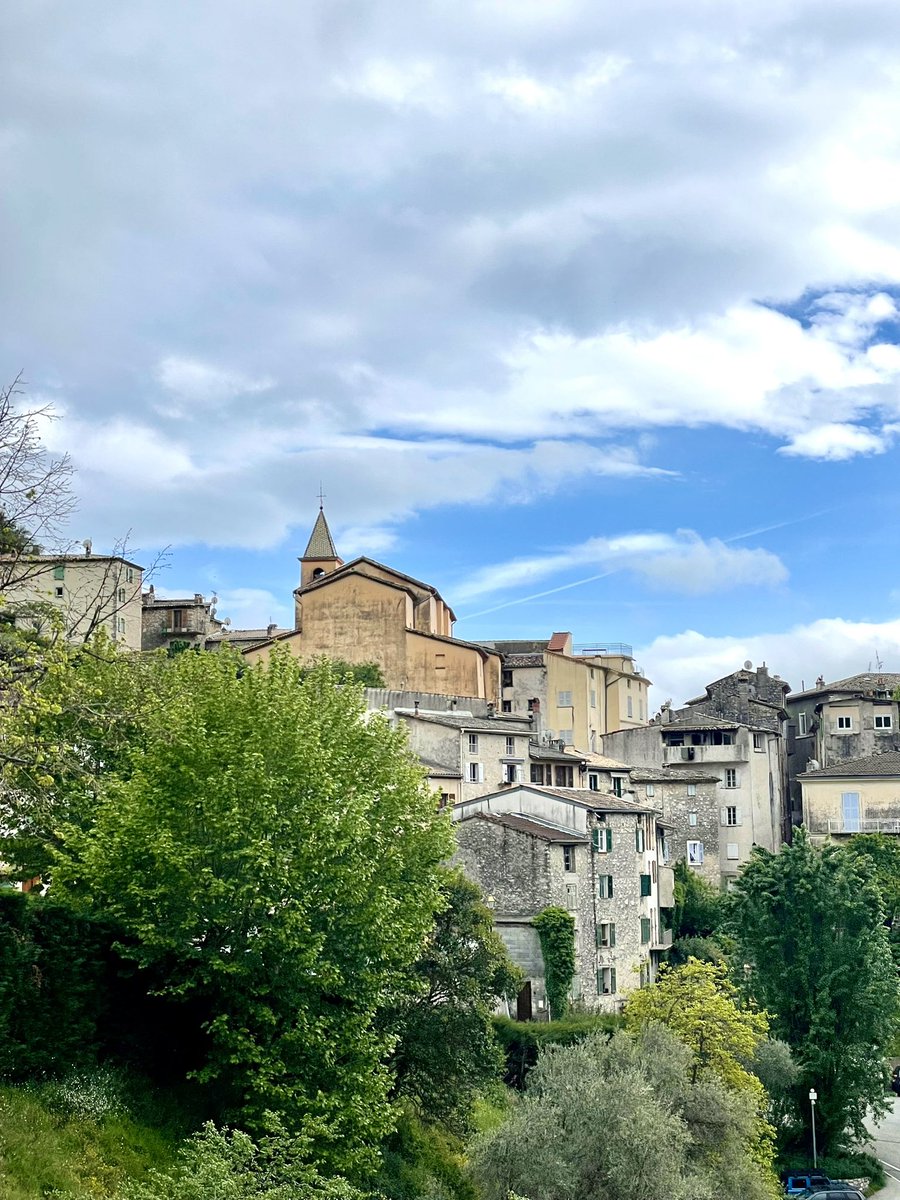 'Je suis un charmant village de la @MetropoleNCA, je suis pas très loin de Nice et mon château a été construit par le comte de Provence Alphonse Ier, au xiiie siècle, je suis je suis_____?' 😀
.
.
#MetropoleNiceCotedAzur #ExploreNiceCotedAzur #France