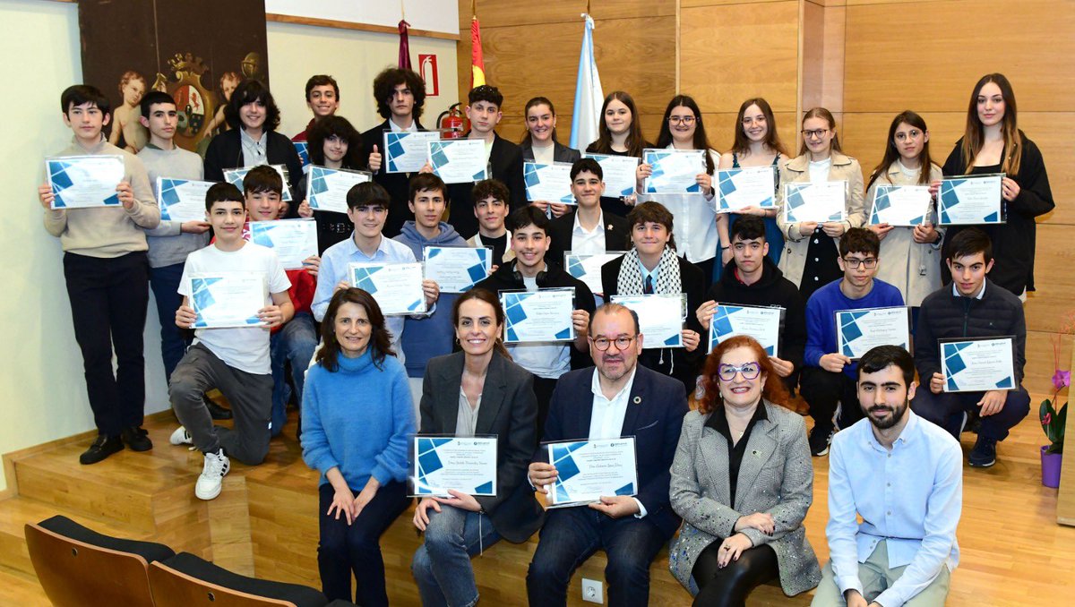 🧮 Despedimos á décimo quinta promoción de talento matemático 27 estudantes de Estalmat-Galicia que completaron o programa da @UniversidadeUSC e @Xunta para estimular vocacións STEM Parabéns aos novos estalmateiros! 👏🏻