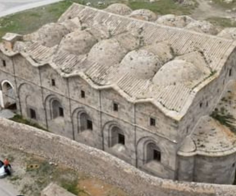 Merak edenler olmuş. Burası Aziz Vlasios Kilisesi. Ayasofya'dan sonra Anadolu'daki en büyük ortodoks kilisesi. Karamanlı Ortodoks Türkleri tarafından büyük bir yeraltı şehrinin üstüne inşa edilmiş. Yeraltı şehri ve kilise, köylüler tarafından depo olarak kullanılmış.