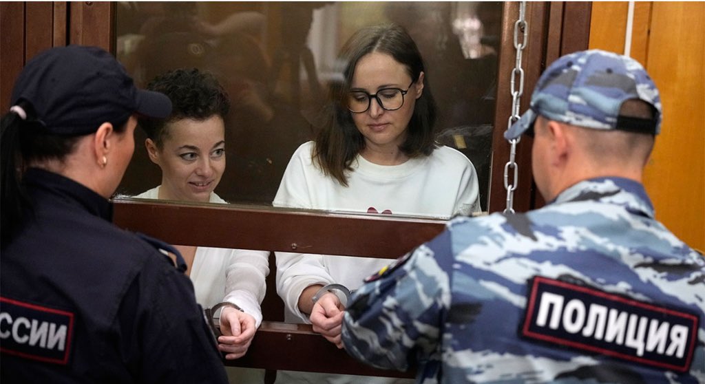 My oped in The Moscow Times on the outrageous ‘justification of terrorist’ case against Zhenya Berkovich and Svetlana Petriichuk who’ve been behind bars for one whole year today. hrw.org/news/2024/05/0…