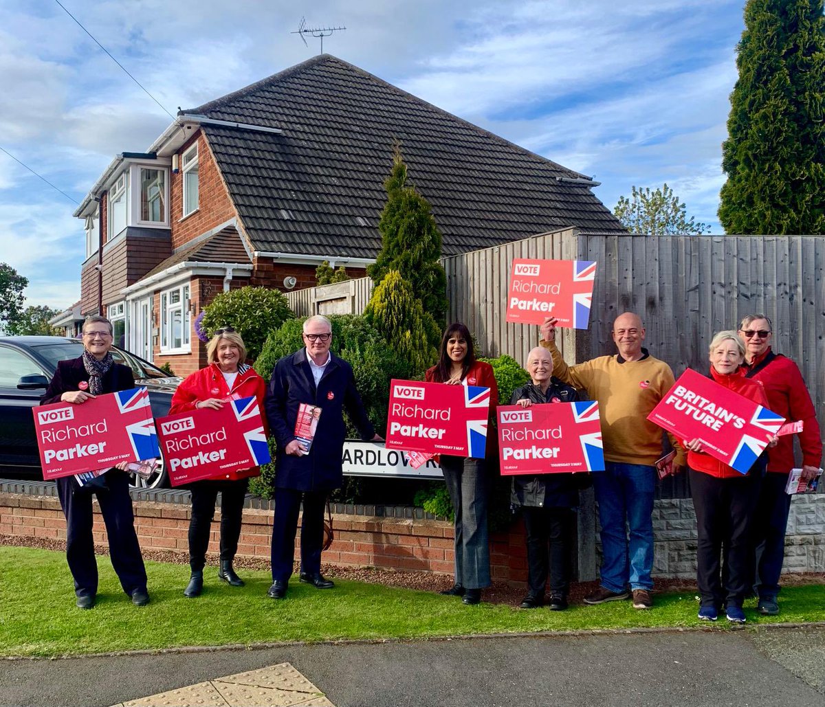 Well we are all waiting with bated breath. Richard Parker went down well in Wednesfield North this week as he campaigned with Mary and I with Labour Party members. Excited! @WulfrunianChris