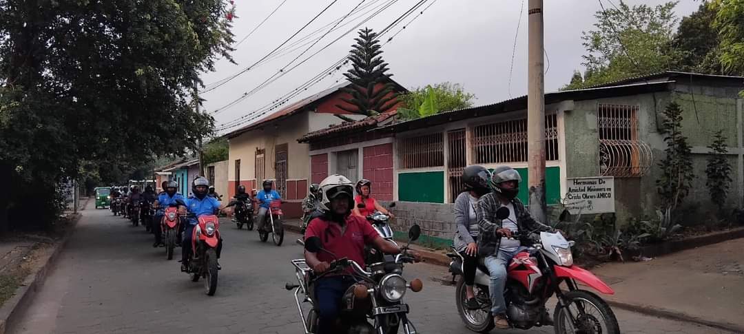 #Nicaragua| Con una alegre diana🏍️🛵  Familias Sandinistas de la ciudad de Diriomo ❤️🖤✊ celebran el día de la Dignidad Nacional.

#SoberaníayDignidadNacional
#PLOMO19