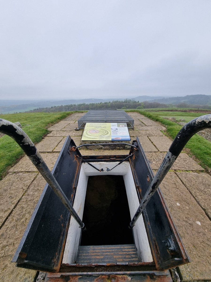 With many hats on as @welovehistory member, local resident & @HistEnvScot #Heritage Assets Ctte member, an inevitably wide-ranging chat with Michael the enthusiastic steward at Cairnpapple, which remains a brilliant site to visit even on a damp Saturday afternoon. #heritage