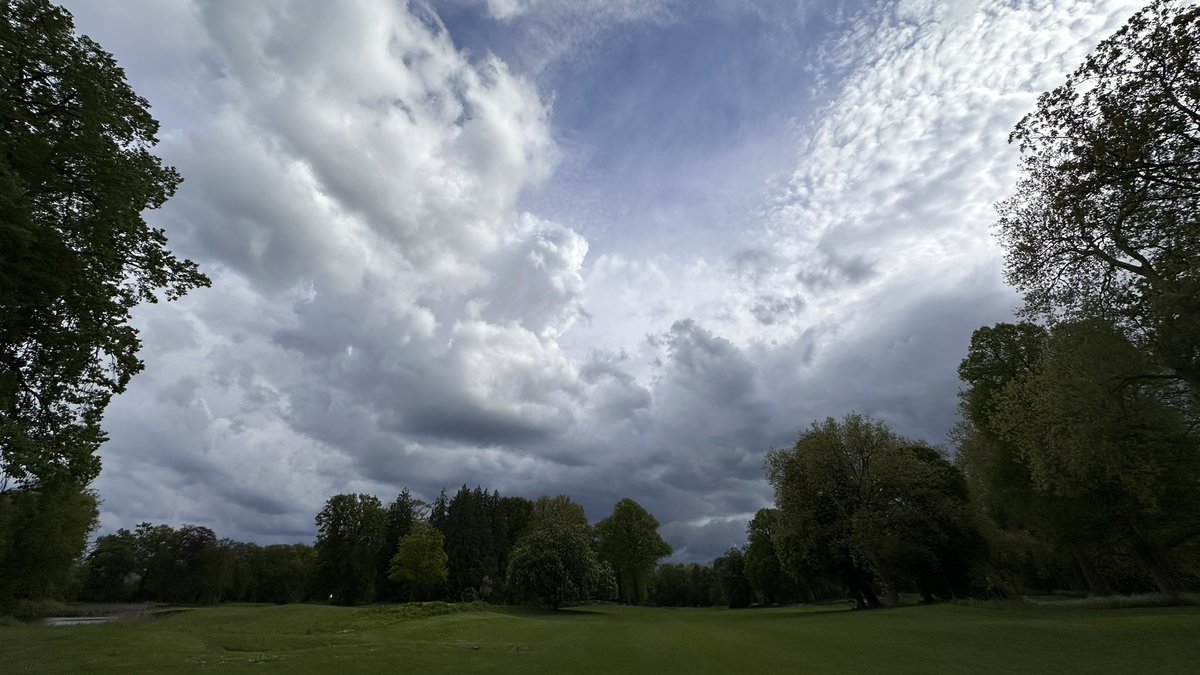 Ja hoor, hoge ijskap, gevolgd door cumulonimbus…. Dat wordt binnen half uur knetterende hoosbui! #onweer