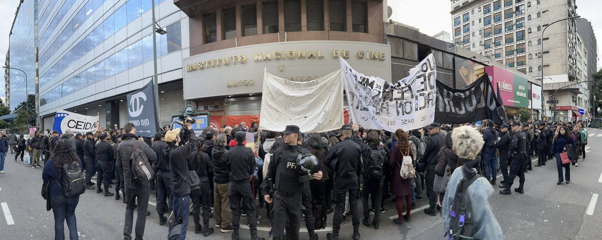 Ayer estuvimos defendiendo el #cineargentino en las puertas del #INCAA #defiendocineargentino