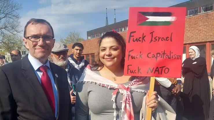 🔴 Norveç Dışişleri Bakanı Espen Barth, Oslo'da protestocular ile resim çektirdi.

F*ck Israel
F*ck Capitalism
F*ck NATO

-Ynet