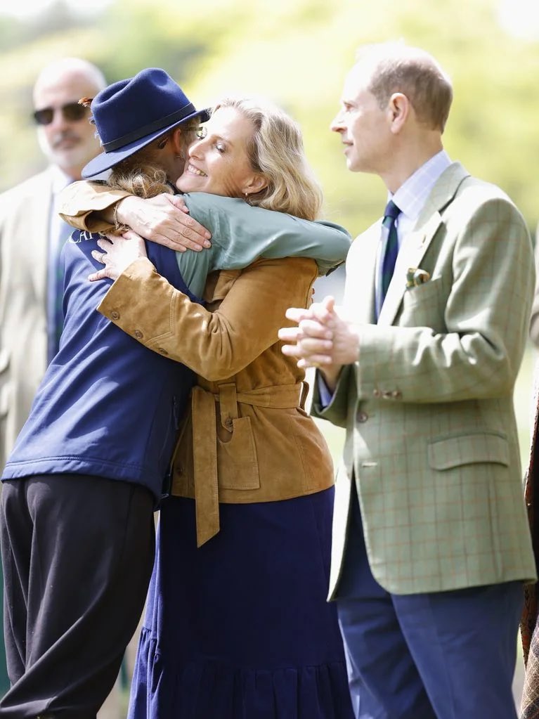 🥰🥹 aww this is lovely and heartwarming 

Lady Louise gave her mum a warm hug 

📸 Photo by Max Mumby
#TheEdinburghs #RoyalFamily #DukeandDuchessofEdinburgh #LadyLouise