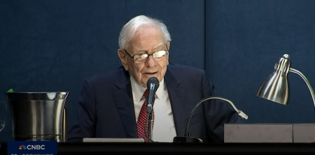 InvestingCanons's tweet image. Warren Buffett was asked this morning if he could have one more day with Charlie Munger, what would Buffett do?

He suggested he'd probably do what they always did:

"We always lived in a way where we were happy with what we were doing every day..."

Charlie loved learning—as did…