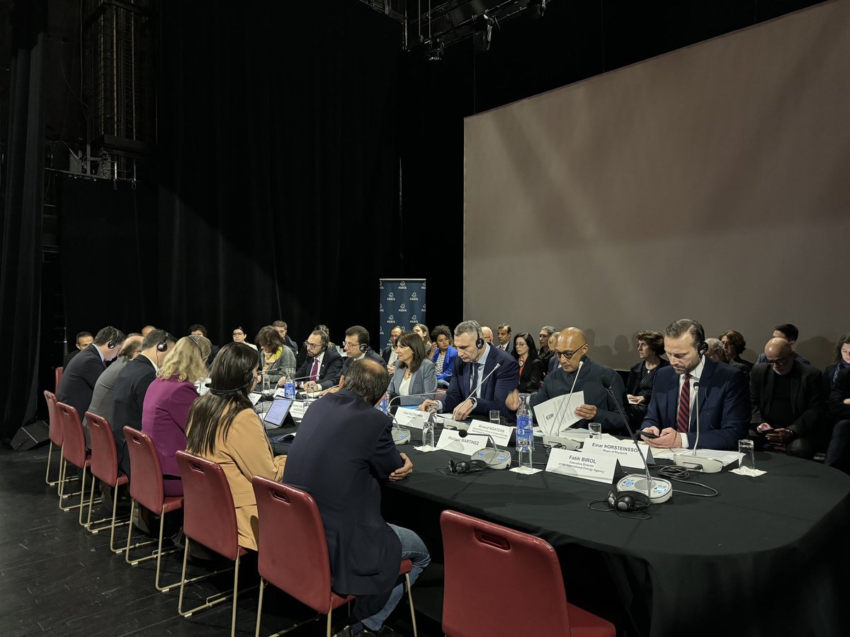 Një vizitë e shpejtë në Paris 🇫🇷, ku u takova me kryetaren e shkëlqyer të Bashkisë, miken e mirë, Anne Hidalgo. Lajmi i mirë është se tanimë kemi një shesh me emrin e Skënderbeut 🇦🇱 në kryeqytetin francez, e shumë shpejt do të vendosim edhe një monument për Heroin tonë Kombëtar…