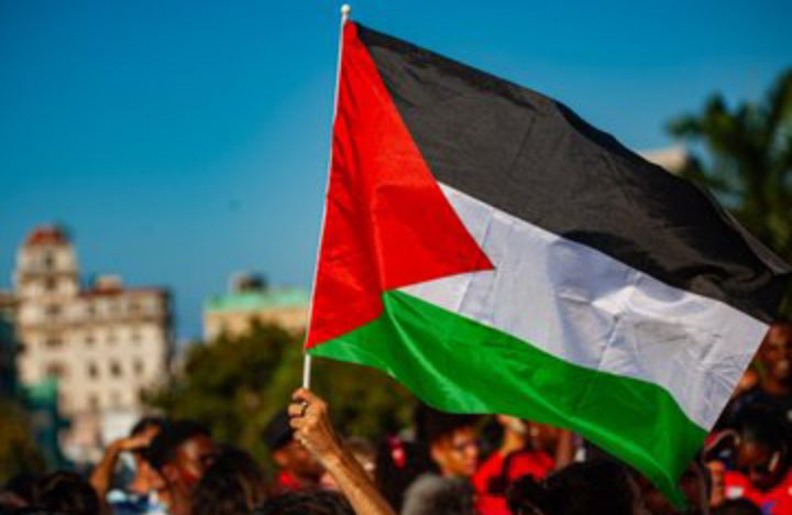 🇨🇺🇵🇸 Cientos de estudiantes y jóvenes llegaron hasta la escalinata de la Universidad de La Habana para expresar su apoyo al pueblo palestino y su repudio a la represión policial en #EEUU contra el movimiento estudiantil en las universidades.
#PalestinaLibre
#CapitalLate