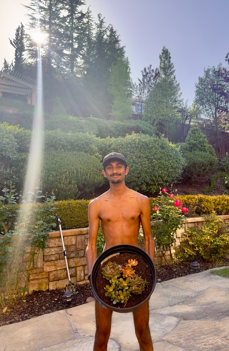 Happy World Naked Gardening Day yall! 👨🏾‍🌾🪴💚

#WNGD2024 #WNGD #worldnakedgardeningday #getnaked #nudist #nudism #naturist #naturisme #gardennaked #bodypositive #normalizenudity
#iamthefaceofnaturism