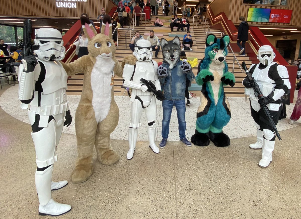 May the 4th be with you. 🐾🐾

#FursuitEveryday #QCon

📷: @Scruff14312487